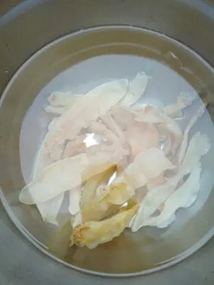 干松茸炖花胶(国宴菜品松茸炖花胶这道菜中的花胶是什么？)