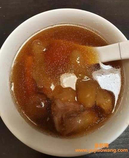 鱼胶炖乌鸡的作用(花胶炖乌鸡放什么材料) 鱼胶炖乌鸡的作用(花胶炖乌鸡放什么材料)