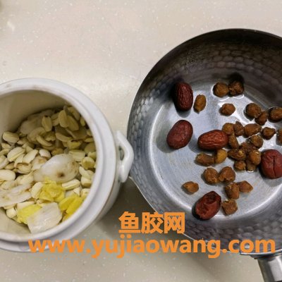 牛奶莲子鱼胶慢炖(鱼胶加莲子炖功效与作用)