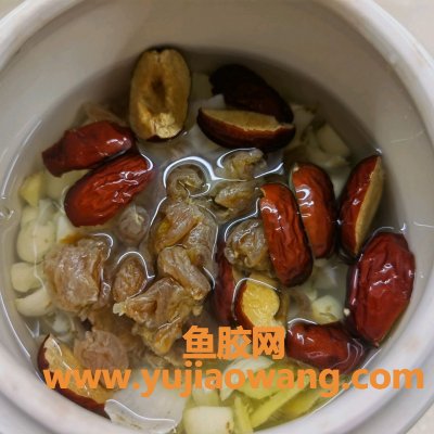 牛奶莲子鱼胶慢炖(鱼胶加莲子炖功效与作用)