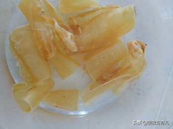 坐月子鱼胶炖什么不好一点（月子吃花胶炖鸡的做法大全）