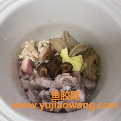 鱼胶鲍鱼仔排骨汤（鲍鱼炖花胶有什么功效）