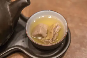 感冒喉咙痛可以吃鱼胶吗（为什么感冒不能吃鱼胶）