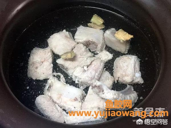 鱼胶炖排骨怎么炖炖多长时间(鱼㬵怎么炖？炖多长时间好？)