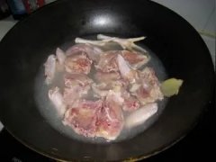 鱼胶鸡胡萝卜煲汤(花胶煲什么汤好喝？)