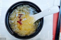 鱼胶乌鸡汤可以放黑芝麻吗(海参鱼胶用什么煲汤？)