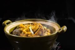 鱼胶可以和银耳枸杞红枣(海鱼胶可以和鸡肉红萝卜一起炖吗？