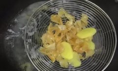 鱼胶炖银耳红枣的功效(什么炖品可以美白，银耳红枣可以吗？