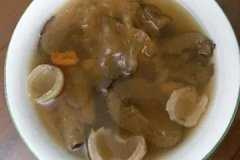 排骨炖玉米可以放鱼胶一起吗(排骨炖玉米怎么做？)