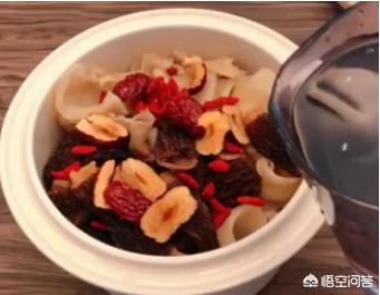 鱼胶可以和红枣老鸡一起炖吗(花胶羊肚菌松菌能一起煲汤？)