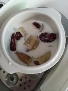 产后多久可以喝鱼胶炖鸡(产后多久可以喝海参鸡汤？喝了有哪些
