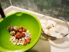 炖鱼胶汤可以用骨头炖吗(可以花胶鱼刺骨头一起煲汤吗？)