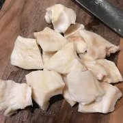 鱼胶可以顿鱼头吗(关键哪几步鱼头炖豆腐才能鱼头汤越煮越白？