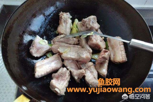 海马鱼胶炖排骨要怎么炖(排骨炖汤要不要炒？)