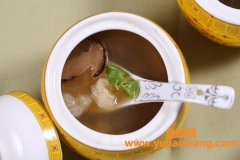 怀孕可以吃鱼胶炖鸡汤吗(小孩可以吃鱼胶炖鸡汤吗)