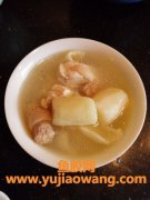 花胶鸡汤(花胶鸡汤如何熬成金色)