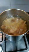 海参花胶煲鸡汤的功效与作用(花胶海参煲鸡汤的做法和功效)