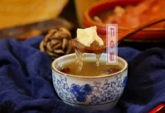 客家黄酒鸡炖花胶(黄酒煮鸡可以加醋吗？)