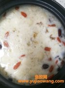 花胶桃胶炖牛奶的作用(花胶桃胶雪燕炖牛奶的功效)