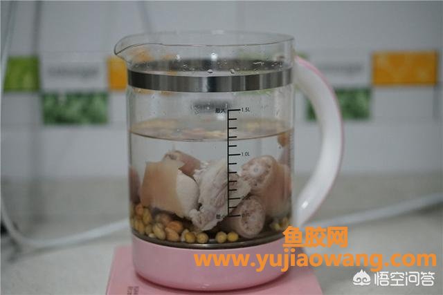 花胶可以和黄豆煲汤吗(牛蹄筋可以同黄豆、家禽类一起煲汤吗？)