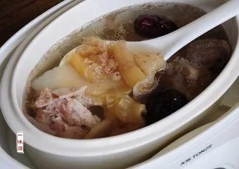 (西洋参鱼胶炖鸡有什么功效)【鱼胶西洋参炖鸡翅】