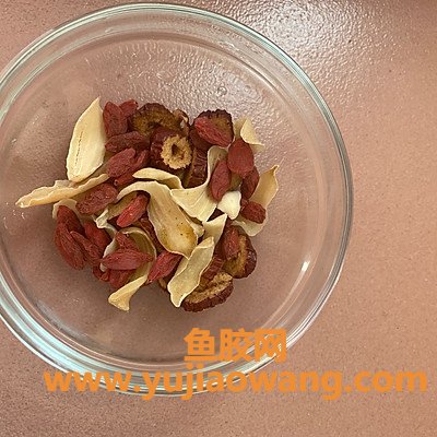 (一个人饮炖鱼胶要交几条)十分滋润的花胶猪骨炖汤 (一个人饮炖鱼胶要交几条)十分滋润的花胶猪骨炖汤