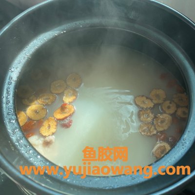 (一个人饮炖鱼胶要交几条)十分滋润的花胶猪骨炖汤 (一个人饮炖鱼胶要交几条)十分滋润的花胶猪骨炖汤