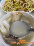 (椰子汁炖鱼胶的功效与作用)海南椰子肉煲出的鱼胶汤，味道真