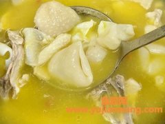 (早餐喝鱼胶乌鸡汤)有了金汤花胶炖鸡，爱心早餐省时做