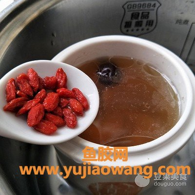 (鱼胶花生排骨汤做法)鱼胶炖排骨的做法