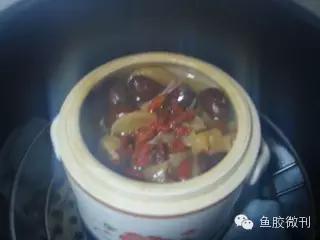 (鱼胶可以和鹌鹑一起吃吗)滋阴美容，枸杞鱼胶[花胶]炖鹌鹑的做法
