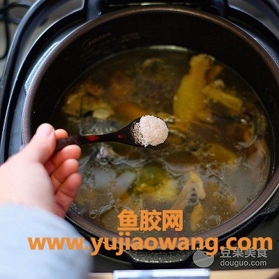 (西洋参鱼胶炖鸡有什么功效)洋参花胶乌鸡汤的做法