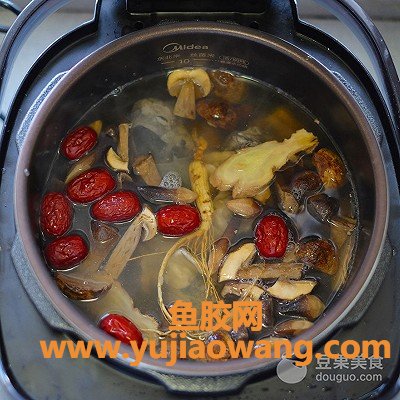 (西洋参鱼胶炖鸡有什么功效)洋参花胶乌鸡汤的做法