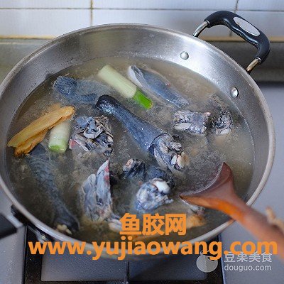 (西洋参鱼胶炖鸡有什么功效)洋参花胶乌鸡汤的做法
