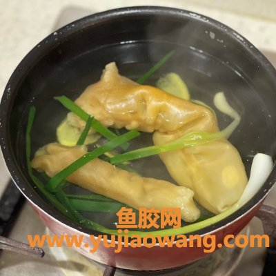 (炖鱼胶用什么配料)餐桌上的保留项目瘦肉炖花胶,隔段时间就做一次 (炖鱼胶用什么配料)餐桌上的保留项目瘦肉炖花胶,隔段时间就做一次