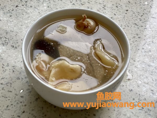 (炖鱼胶用什么配料)餐桌上的保留项目瘦肉炖花胶,隔段时间就做一次 (炖鱼胶用什么配料)餐桌上的保留项目瘦肉炖花胶,隔段时间就做一次
