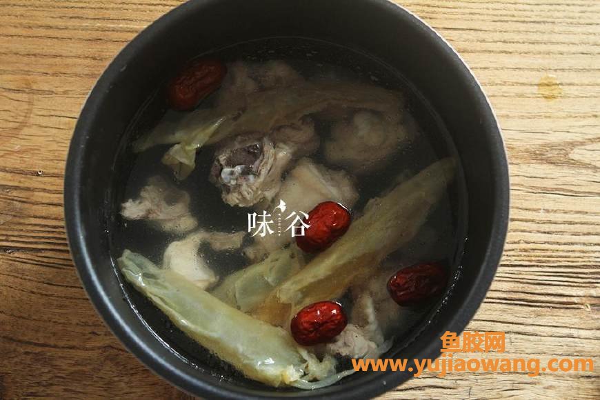 (港式鱼胶煲汤的做法)广式的花胶炖鸡汤终于上《舌尖中国3》啦!但我的