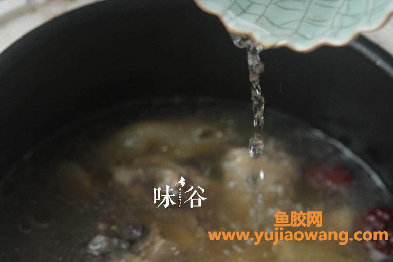(港式鱼胶煲汤的做法)广式的花胶炖鸡汤终于上《舌尖中国3》啦!但我的