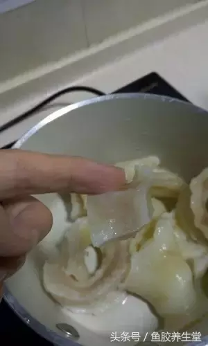 (新西兰鳕鳘鱼胶怎么泡)用这个方法泡发花胶，每一口下去都是满满的胶