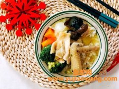 (鸡肉能同时加鱼胶红萝卜煲汤吗)简单好吃的花胶鸡汤捞饭，秒
