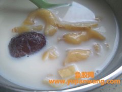 (鱼胶炖纯牛奶小孩可以吃吗)适合全家的滋补香滑的牛奶炖花胶