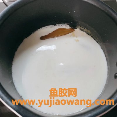 (鱼胶牛奶搭配什么一起吃)正宗快手醪糟花胶牛奶做法，最关键的是一学