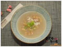 (夏天能吃炖鱼胶吗)一碗鱼胶滚汤，医生朋友传授给我的家常药