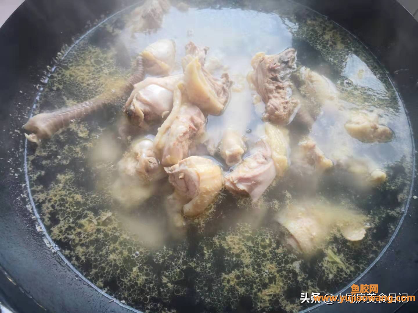 (鸡肉羊肚菌鱼胶汤)非常时期，给家人炖一锅鲜美的羊肚菌花胶鸡汤，增