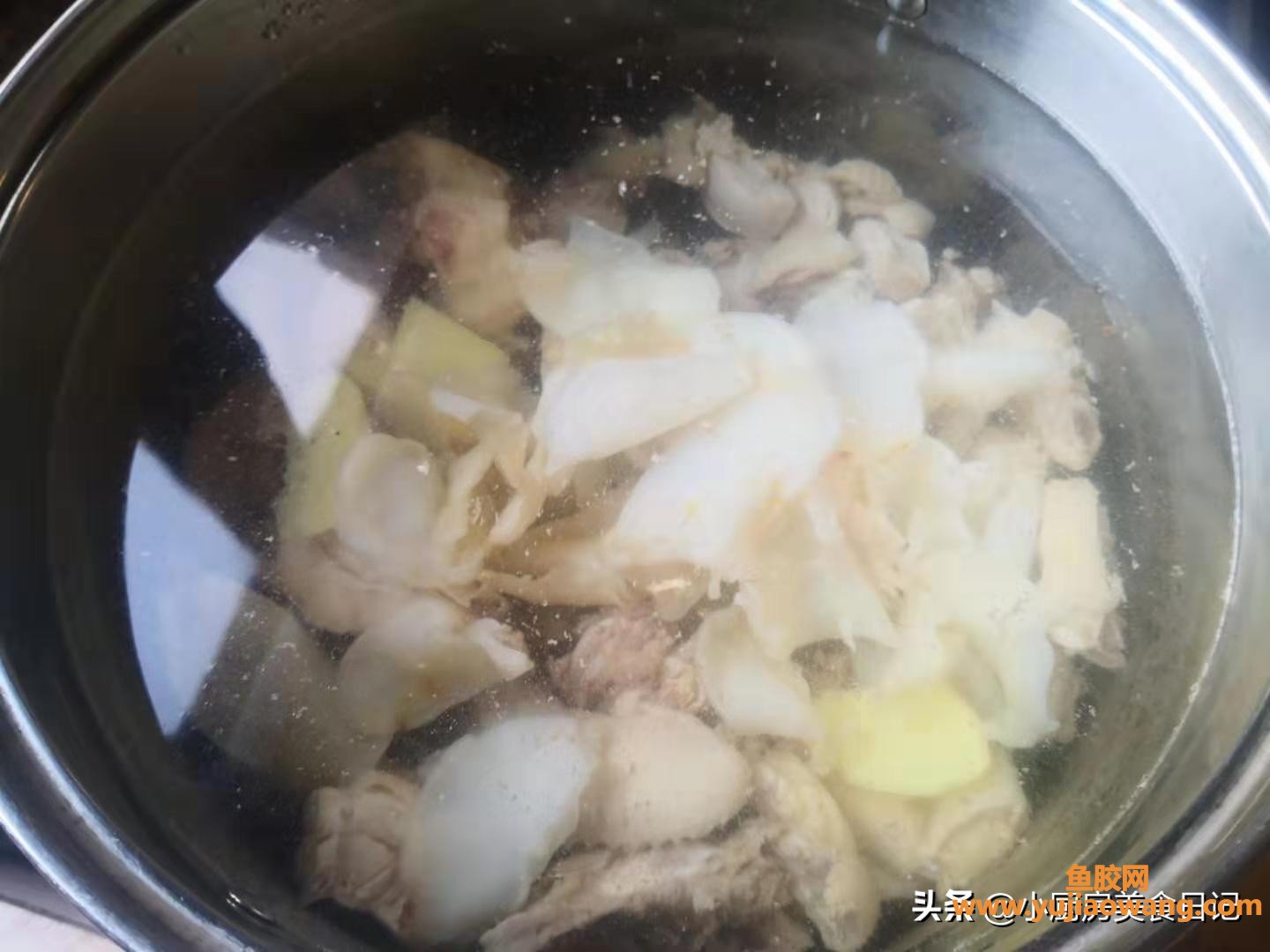 (鸡肉羊肚菌鱼胶汤)非常时期，给家人炖一锅鲜美的羊肚菌花胶鸡汤，增