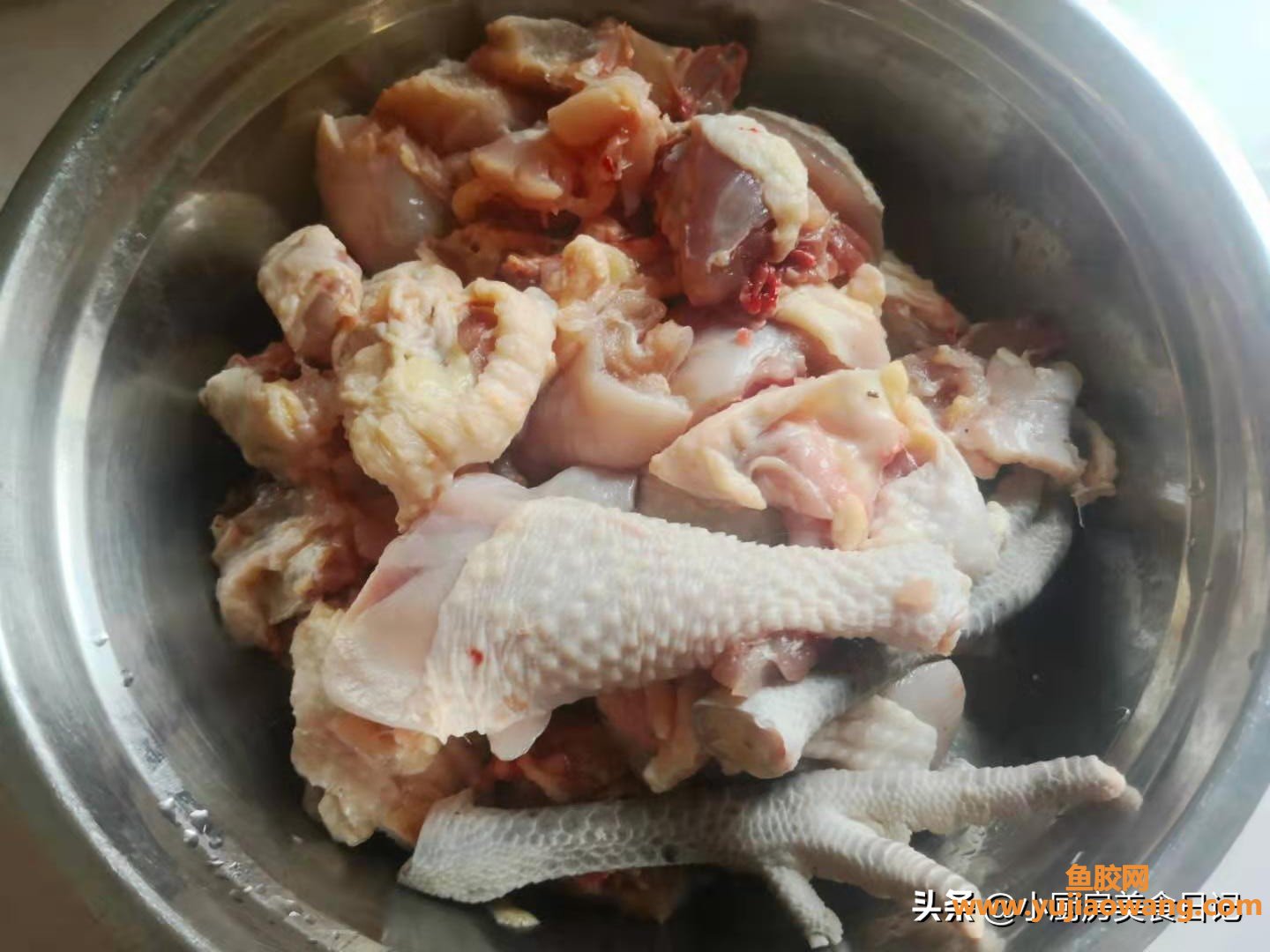 (野生羊肚菌煲鱼胶)非常时期，给家人炖一锅鲜美的羊肚菌花胶鸡汤，增