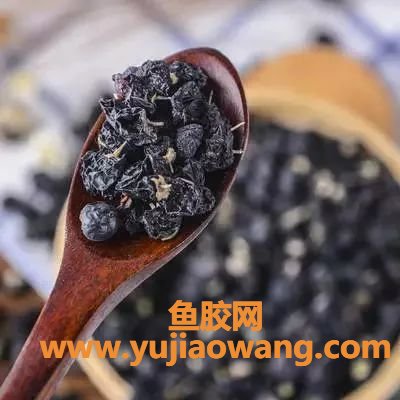 (鱼胶炖鸡肉的做法大全)花胶炖鸡汤,冬季吃最好,气血补足年轻20岁!