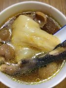 花胶海参羮的汤为什么是黄的 海参花胶汤的功效