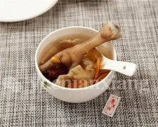 花胶炖茶树菇排骨汤的做法 海参花胶炖瘦肉汤的做法