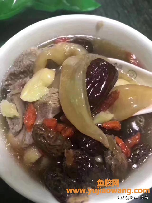 花胶炖瘦肉作用 瘦肉炖花胶还放哪些材料 花胶炖瘦肉作用 瘦肉炖花胶还放哪些材料
